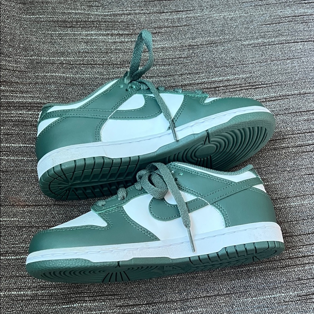 Nike - Picture 2 of 10